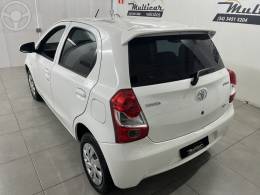 TOYOTA - ETIOS 1.3 X 16V FLEX 4P MANUAL - 2016/2017 - BRANCA - R$ 51.900,00