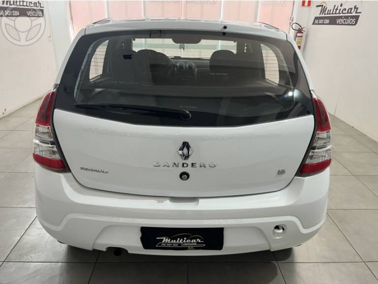 RENAULT - SANDERO 1.6 EXPRESSION 8V FLEX 4P MANUAL - 2013/2014 - BRANCA - R$ 34.500,00