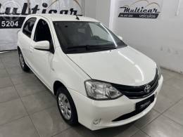 TOYOTA - ETIOS 1.3 X 16V FLEX 4P MANUAL - 2016/2017 - BRANCA - R$ 51.900,00
