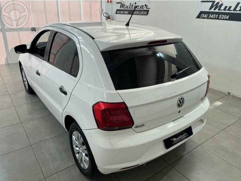 VOLKSWAGEN - GOL 1.6 MSI TOTALFLEX TRENDLINE 4P MANUAL - 2017/2018 - BRANCA - R$ 46.900,00