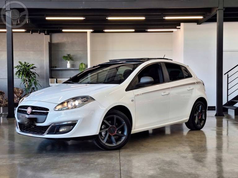 FIAT - BRAVO 1.8 SPORTING 16V FLEX 4P MANUAL - 2015/2016 - BRANCA - R$ 61.000,00