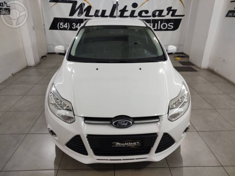 FORD - FOCUS 1.6 SE HATCH 16V FLEX 4P AUTOMÁTICO - 2014/2015 - BRANCA - R$ 54.900,00