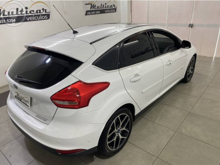 FORD - FOCUS 2.0 TITANIUM HATCH 16V FLEX 4P AUTOMÁTICO - 2015/2016 - BRANCA - R$ 64.900,00