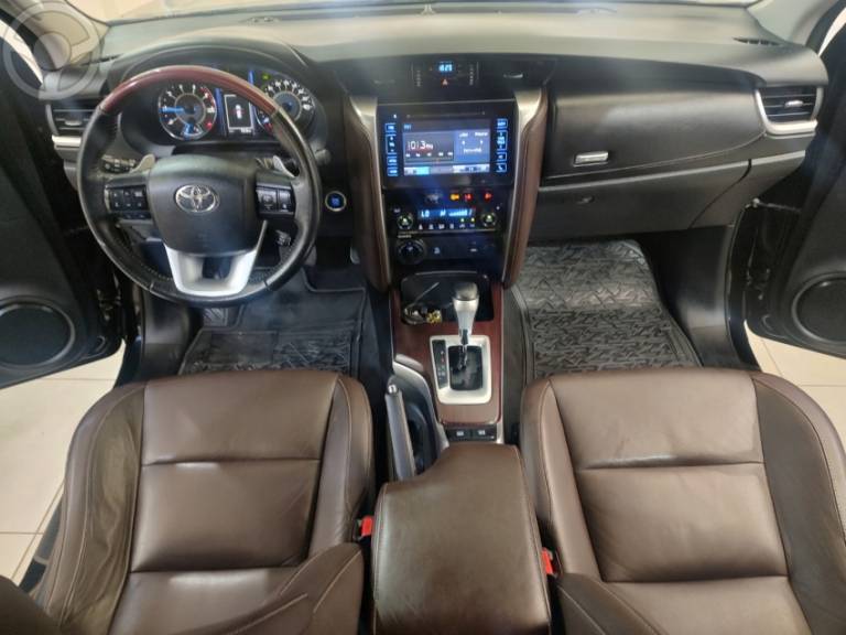 TOYOTA - HILUX SW4 2.8 SRX 4X4 7 LUGARES 16V TURBO INTERCOOLER DIESEL 4P AUTOMÁTICO - 2018/2018 - PRETA - R$ 239.000,00