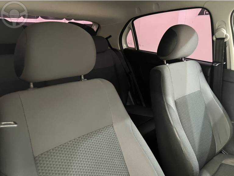 VOLKSWAGEN - GOL 1.6 MSI TOTALFLEX TRENDLINE 4P MANUAL - 2017/2018 - BRANCA - R$ 46.900,00