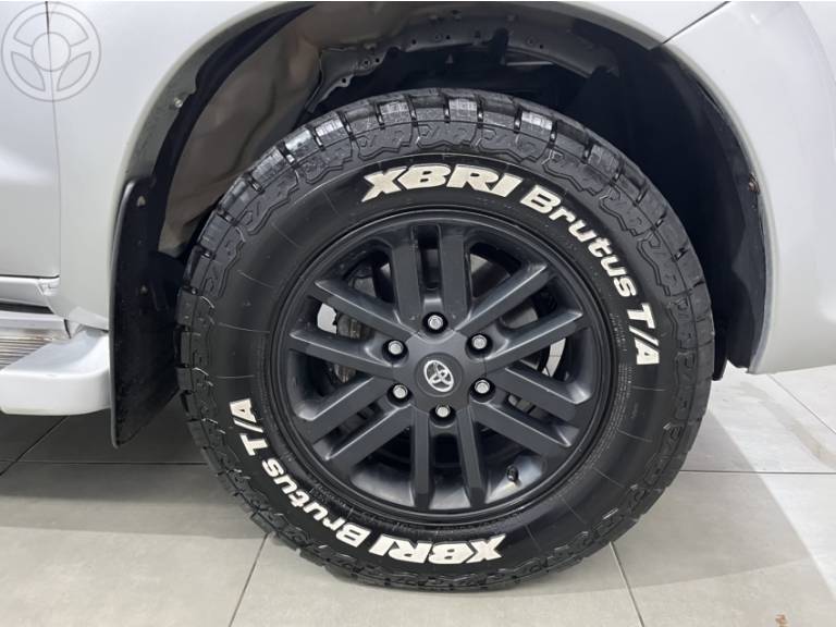 TOYOTA - HILUX SW4 2.7 SR 4X2 16V FLEX 4P AUTOMÁTICO - 2012/2012 - PRATA - R$ 107.500,00