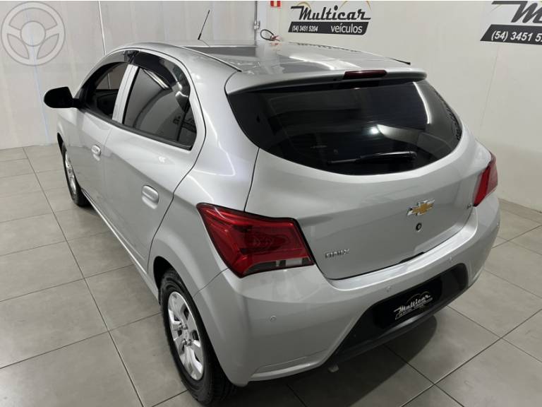 CHEVROLET - ONIX 1.0 MPFI LT 8V FLEX 4P MANUAL - 2017/2018 - PRATA - R$ 53.900,00