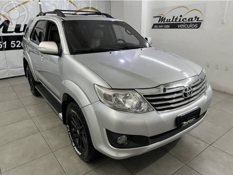 TOYOTA - HILUX SW4 2.7 SR 4X2 16V FLEX 4P AUTOMÁTICO - 2012/2012 - PRATA - R$ 107.500,00