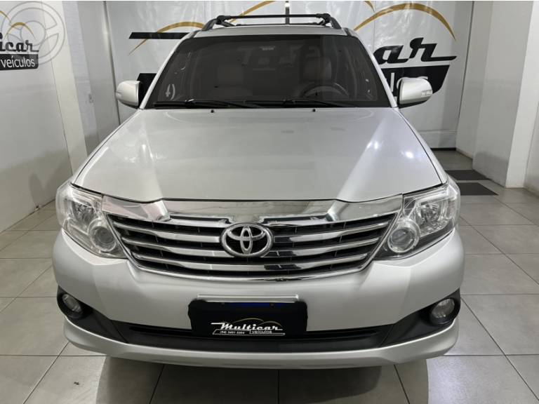 TOYOTA - HILUX SW4 2.7 SR 4X2 16V FLEX 4P AUTOMÁTICO - 2012/2012 - PRATA - R$ 107.500,00