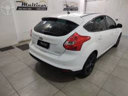 FORD - FOCUS 1.6 SE HATCH 16V FLEX 4P AUTOMÁTICO - 2014/2015 - BRANCA - R$ 54.900,00