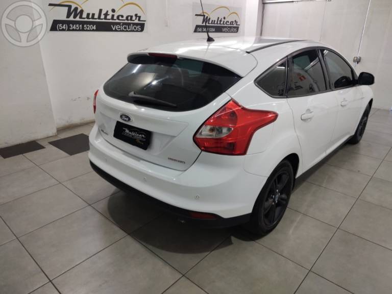 FORD - FOCUS 1.6 SE HATCH 16V FLEX 4P AUTOMÁTICO - 2014/2015 - BRANCA - R$ 54.900,00