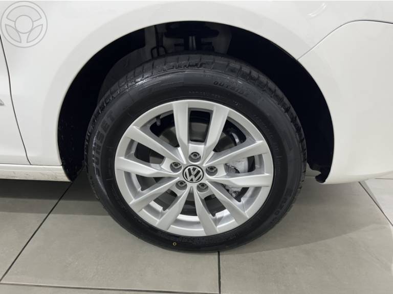 VOLKSWAGEN - FOX 1.6 MI PRIME 8V FLEX 4P MANUAL - 2012/2013 - BRANCA - R$ 42.500,00