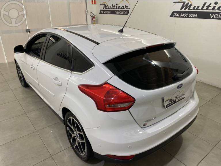 FORD - FOCUS 2.0 TITANIUM HATCH 16V FLEX 4P AUTOMÁTICO - 2015/2016 - BRANCA - R$ 64.900,00