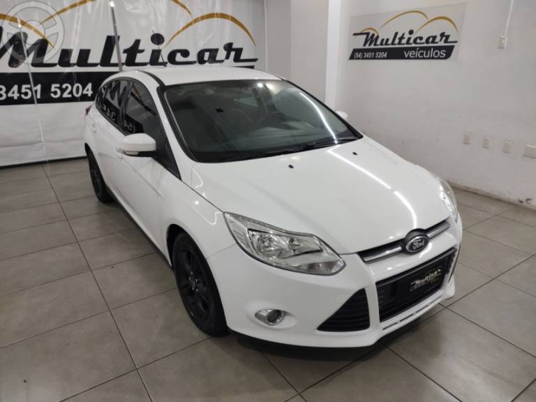 FORD - FOCUS 1.6 SE HATCH 16V FLEX 4P AUTOMÁTICO - 2014/2015 - BRANCA - R$ 54.900,00