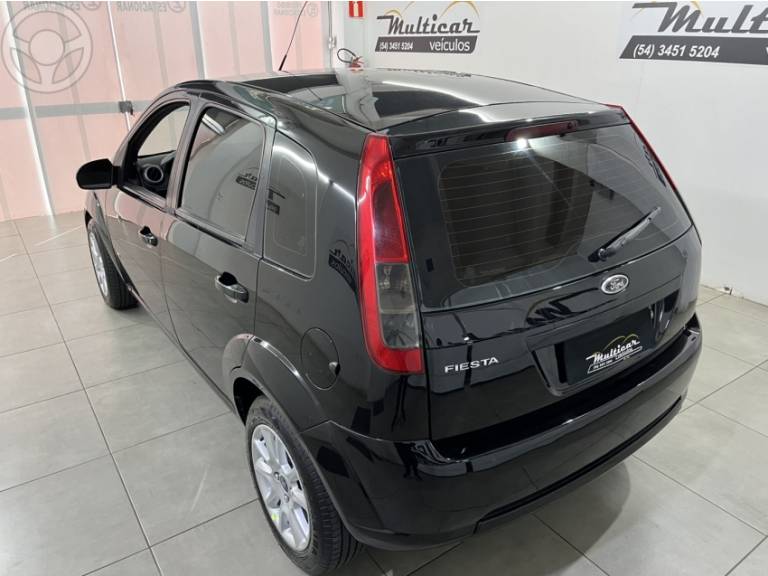 FORD - FIESTA 1.0 ROCAM HATCH 8V FLEX 4P MANUAL - 2013/2014 - PRETA - R$ 34.900,00