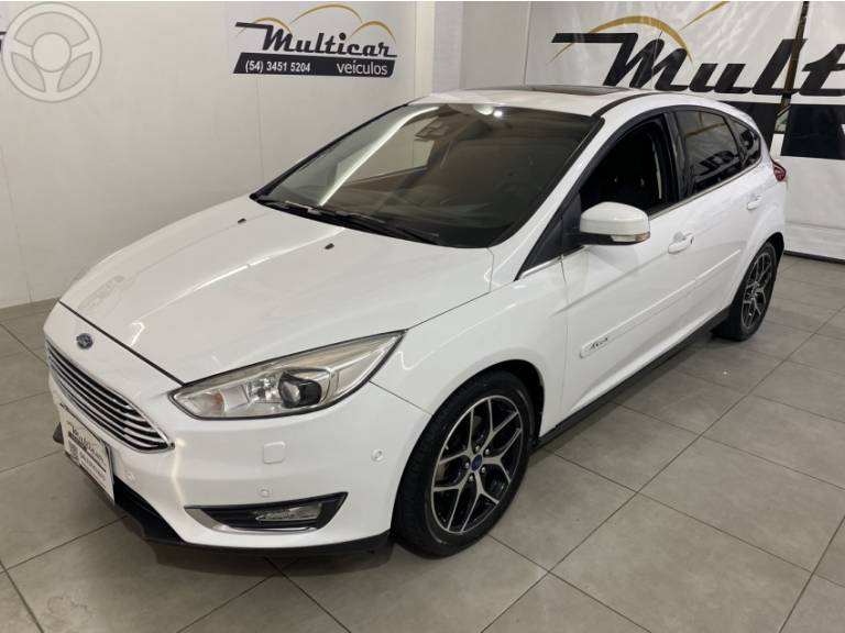 FORD - FOCUS 2.0 TITANIUM HATCH 16V FLEX 4P AUTOMÁTICO - 2015/2016 - BRANCA - R$ 64.900,00