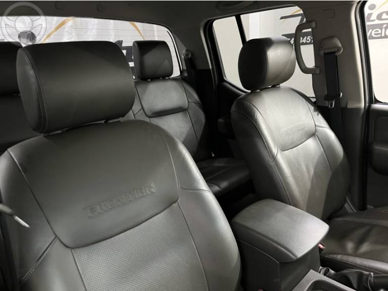 NISSAN - FRONTIER 2.5 SL 4X4 CD TURBO ELETRONIC DIESEL 4P AUTOMÁTICO - 2014/2015 - PRETA - R$ 106.900,00