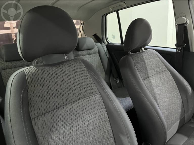 VOLKSWAGEN - FOX 1.0 MI 8V FLEX 4P MANUAL - 2013/2013 - BRANCA - R$ 36.500,00