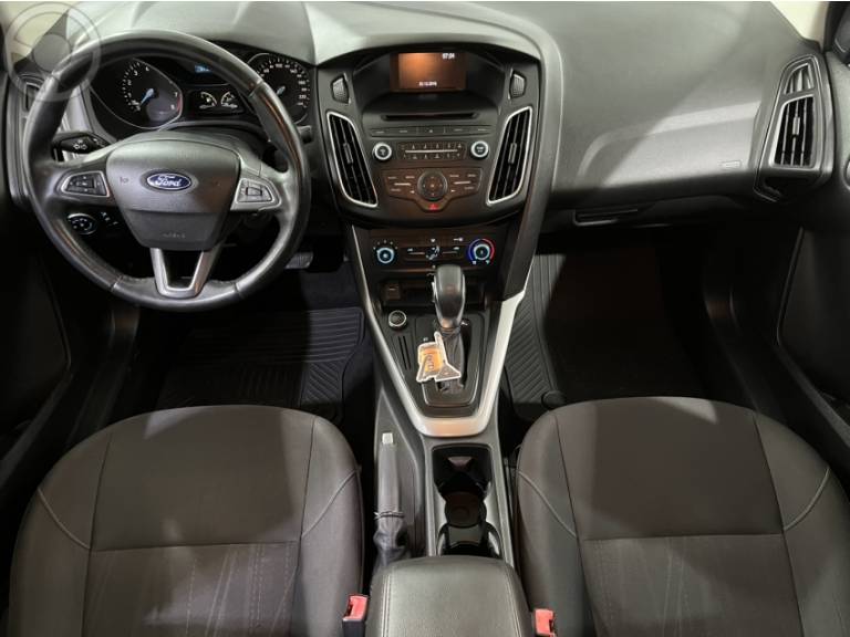 FORD - FOCUS 2.0 SE SEDAN 16V FLEX 4P AUTOMÁTICO - 2017/2017 - BRANCA - R$ 64.900,00