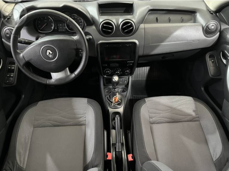 RENAULT - DUSTER 2.0 TECH ROAD 4X2 16V FLEX 4P MANUAL - 2013/2014 - PRATA - R$ 52.900,00