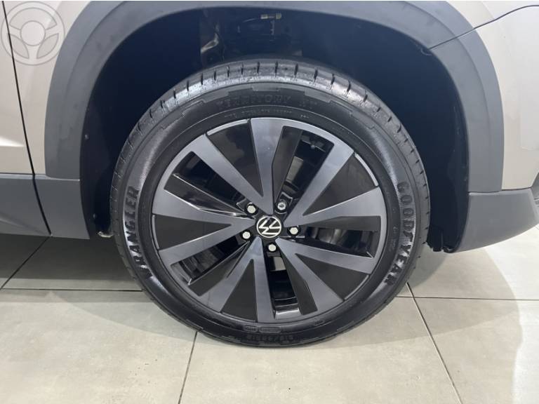 VOLKSWAGEN - TAOS 1.4 16V HIGHLINE TSI FLEX 4P AUTOMÁTICO - 2022/2022 - BEGE - R$ 147.900,00