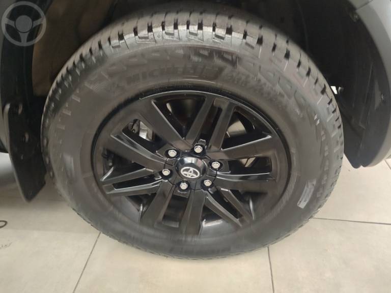 TOYOTA - HILUX SW4 2.8 SRX 4X4 7 LUGARES 16V TURBO INTERCOOLER DIESEL 4P AUTOMÁTICO - 2018/2018 - PRETA - R$ 239.000,00