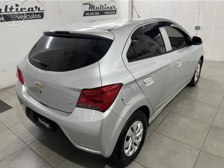 CHEVROLET - ONIX 1.0 MPFI LT 8V FLEX 4P MANUAL - 2017/2018 - PRATA - R$ 53.900,00