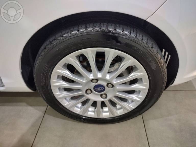 FORD - FIESTA 1.6 TITANIUM HATCH 16V FLEX 4P AUTOMÁTICO - 2014/2014 - BRANCA - R$ 45.900,00