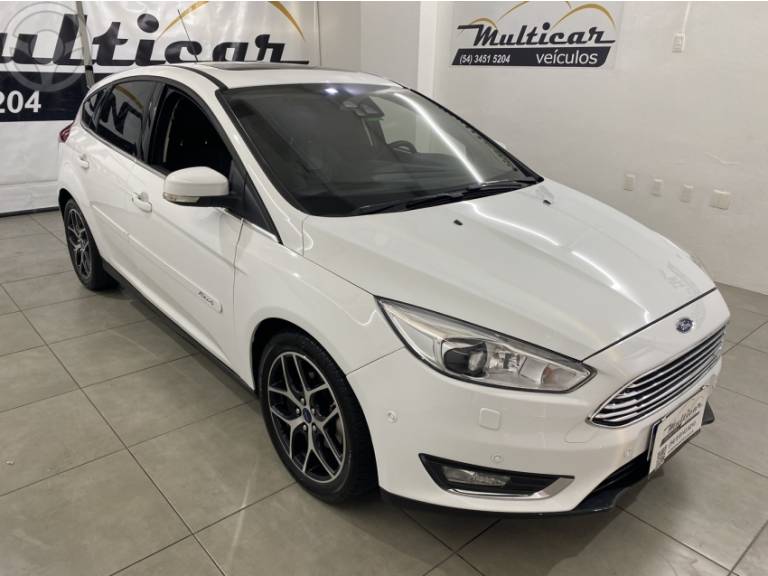 FORD - FOCUS 2.0 TITANIUM HATCH 16V FLEX 4P AUTOMÁTICO - 2015/2016 - BRANCA - R$ 64.900,00