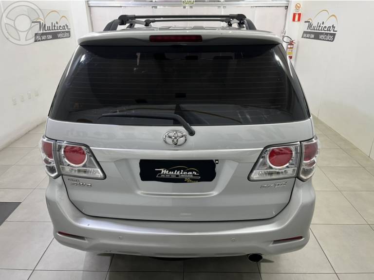 TOYOTA - HILUX SW4 2.7 SR 4X2 16V FLEX 4P AUTOMÁTICO - 2012/2012 - PRATA - R$ 107.500,00
