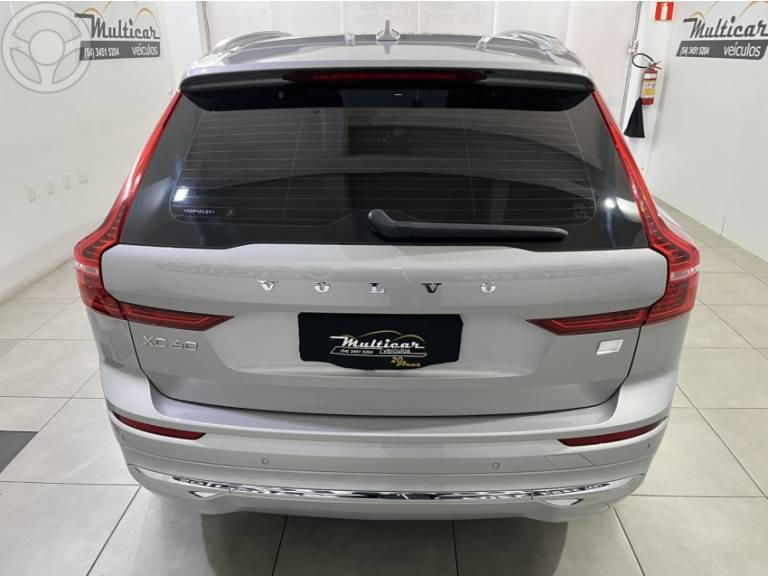 VOLVO - XC60 2.0 T8 ULTIMATE AWD HIBRIDO 4P AUTOMÁTICO - 2022/2023 - PRATA - R$ 329.900,00
