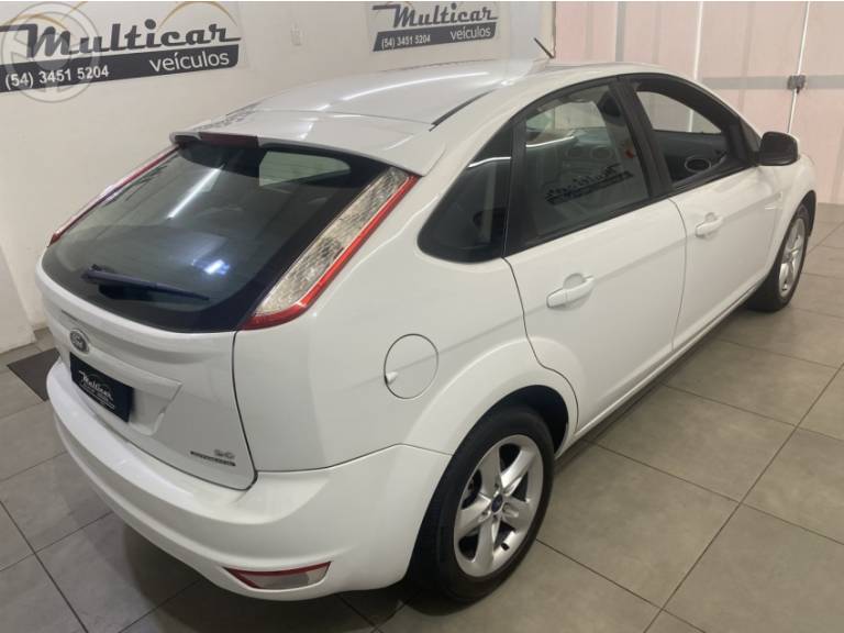 FORD - FOCUS 2.0 GLX 16V FLEX 4P AUTOMÁTICO - 2013/2013 - BRANCA - R$ 48.000,00