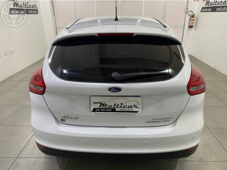 FORD - FOCUS 2.0 TITANIUM HATCH 16V FLEX 4P AUTOMÁTICO - 2015/2016 - BRANCA - R$ 64.900,00