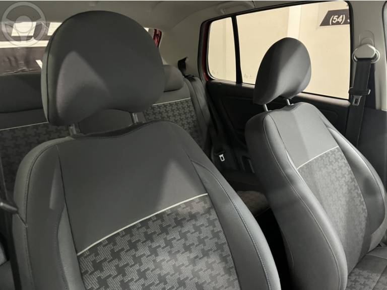 VOLKSWAGEN - FOX 1.6 MSI COMFORTLINE 8V FLEX 4P MANUAL - 2015/2016 - VERMELHA - R$ 51.900,00