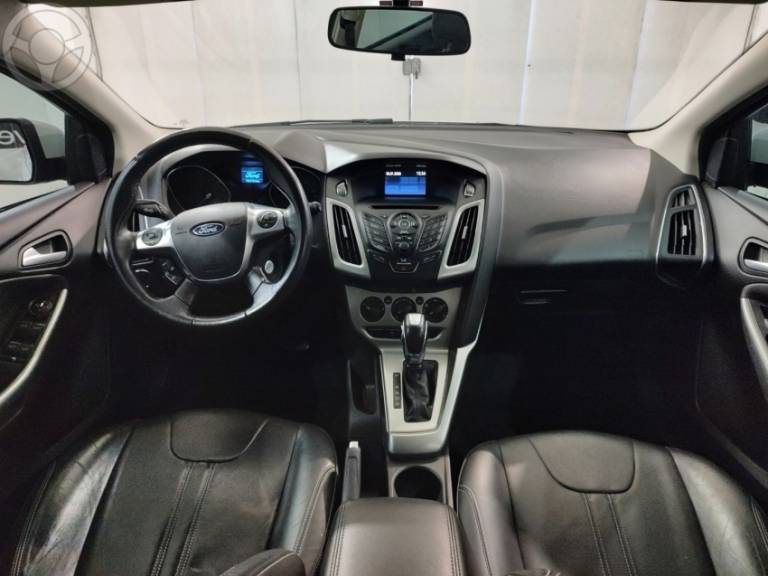 FORD - FOCUS 1.6 SE HATCH 16V FLEX 4P AUTOMÁTICO - 2014/2015 - BRANCA - R$ 54.900,00