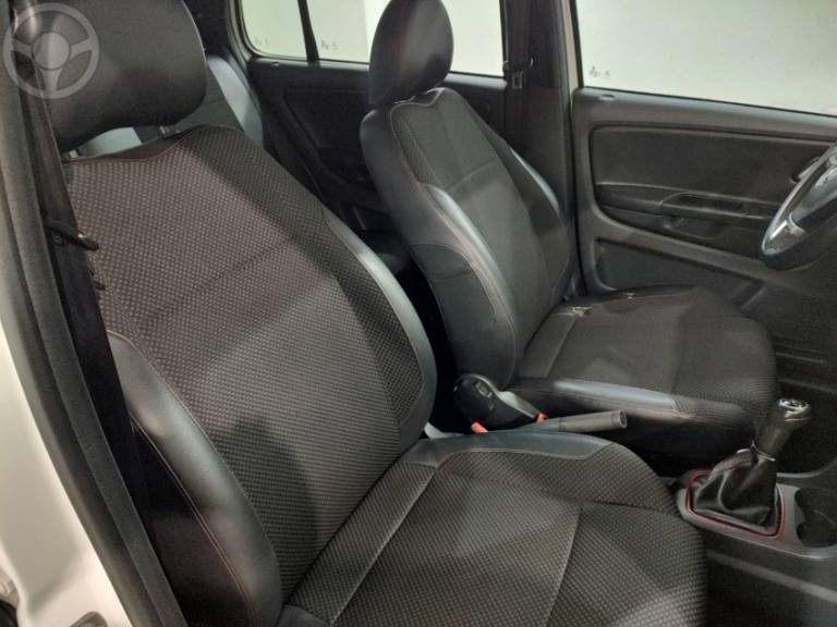 VOLKSWAGEN - FOX 1.6 MI ROCK IN RIO 8V FLEX 4P MANUAL - 2013/2014 - BRANCA - R$ 45.500,00