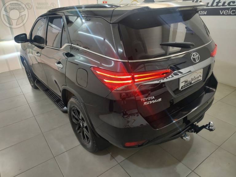TOYOTA - HILUX SW4 2.8 SRX 4X4 7 LUGARES 16V TURBO INTERCOOLER DIESEL 4P AUTOMÁTICO - 2018/2018 - PRETA - R$ 239.000,00