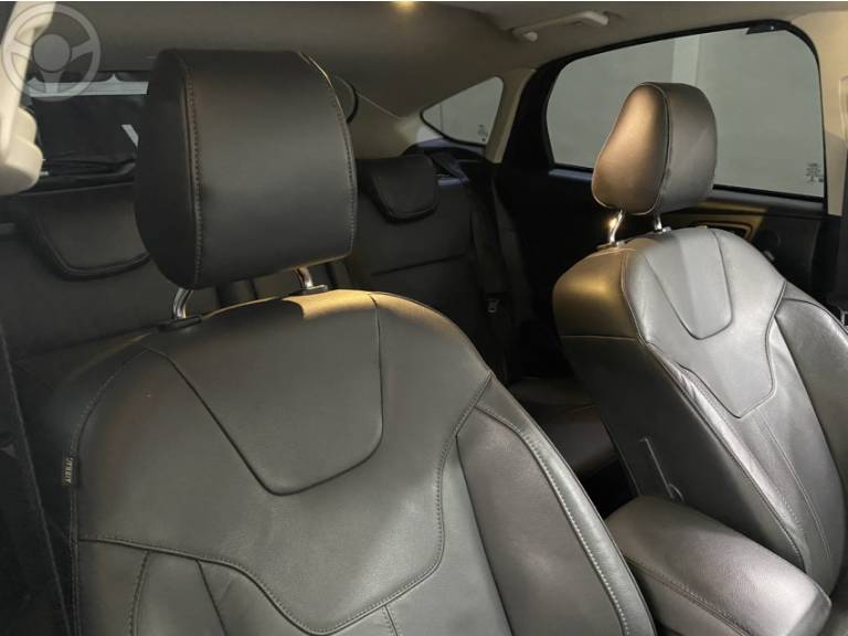 FORD - FOCUS 2.0 TITANIUM HATCH 16V FLEX 4P AUTOMÁTICO - 2015/2016 - BRANCA - R$ 64.900,00