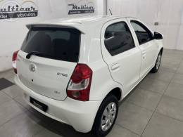 TOYOTA - ETIOS 1.3 X 16V FLEX 4P MANUAL - 2016/2017 - BRANCA - R$ 51.900,00