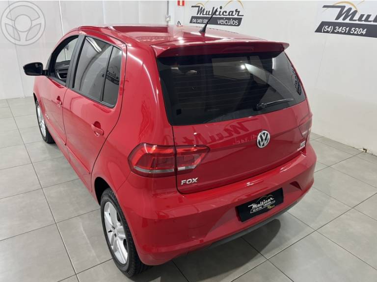VOLKSWAGEN - FOX 1.6 MSI COMFORTLINE 8V FLEX 4P MANUAL - 2015/2016 - VERMELHA - R$ 51.900,00