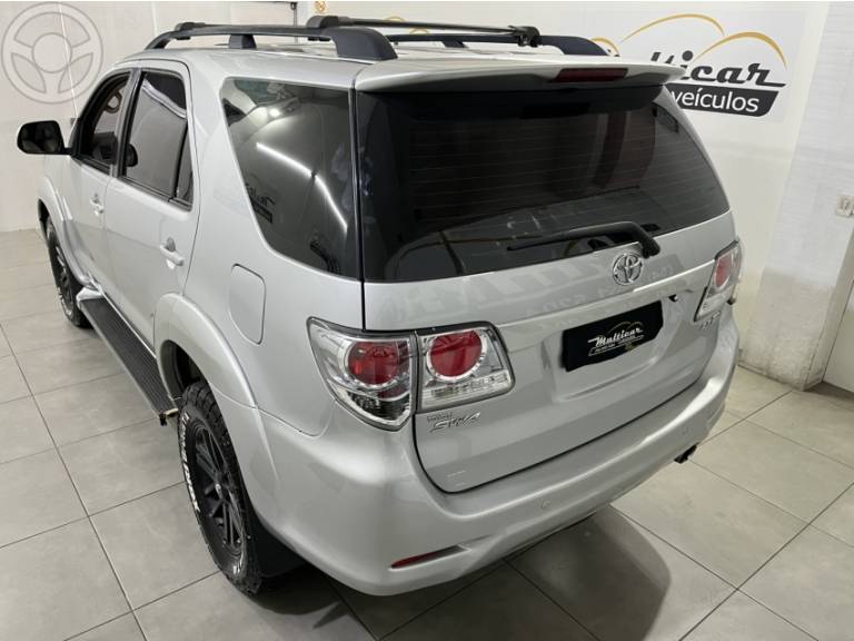 TOYOTA - HILUX SW4 2.7 SR 4X2 16V FLEX 4P AUTOMÁTICO - 2012/2012 - PRATA - R$ 107.500,00