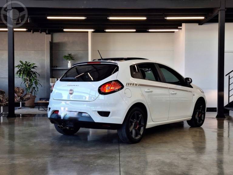 FIAT - BRAVO 1.8 SPORTING 16V FLEX 4P MANUAL - 2015/2016 - BRANCA - R$ 61.000,00